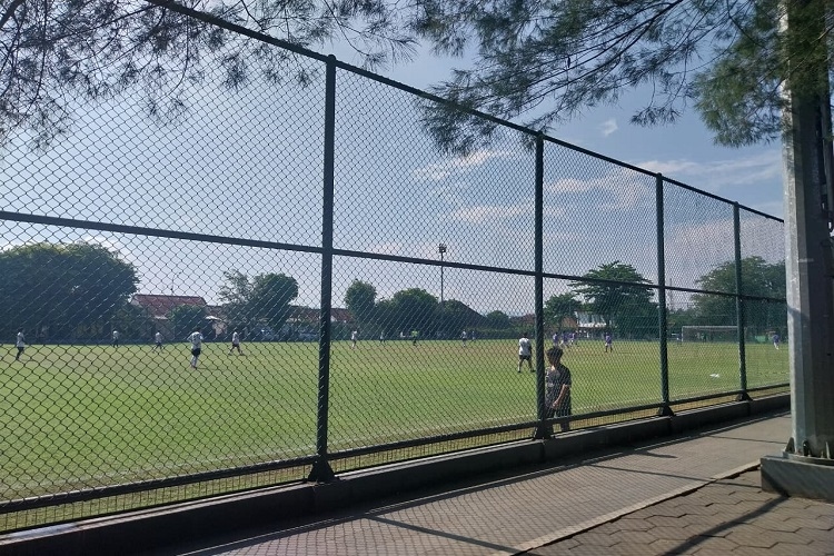 Lapangan Karang Kotagede dengan Rumput Sekelas GBK, Tempatnya Fun Football sambil Kulineran