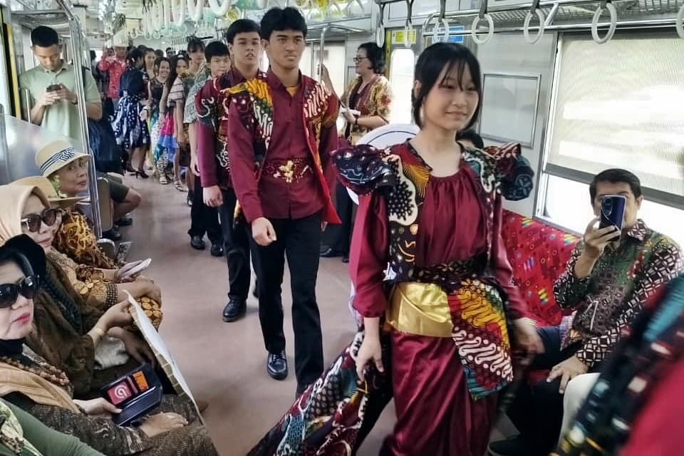 KAI Area 6 Yogyakarta Punya Cara Unik untuk Peringati Hari Batik Nasional