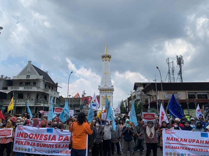 Buruh Jogja Gelar Aksi di Tugu Pal Putih, Tuntut Kenaikan UMP 60%