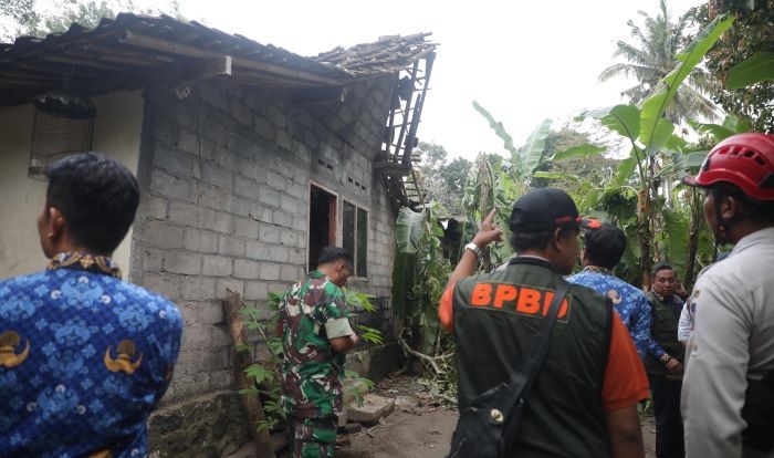 Komisi VIII DPR RI Serahkan Bantuan Kesiapsiagaan Bencana di Kabupaten Sleman